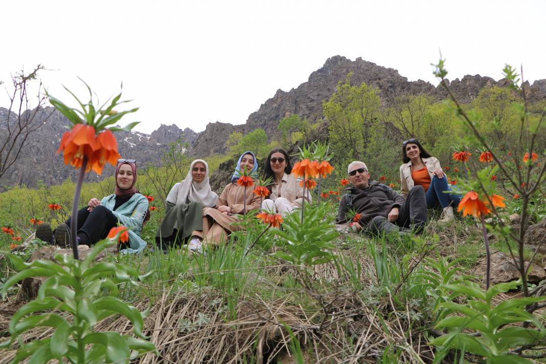 Taylandlı 2 turist, ters laleleri görmek için Hakkari'ye geldi 5