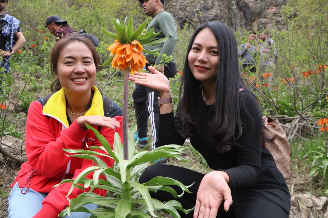 Taylandlı 2 turist, ters laleleri görmek için Hakkari'ye geldi 6