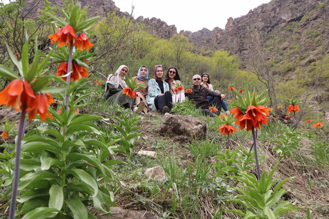 Taylandlı 2 turist, ters laleleri görmek için Hakkari'ye geldi 9