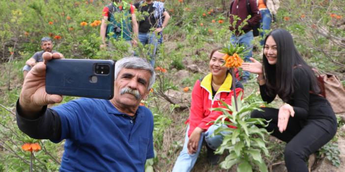 Taylandlı 2 turist, ters laleleri görmek için Hakkari'ye geldi