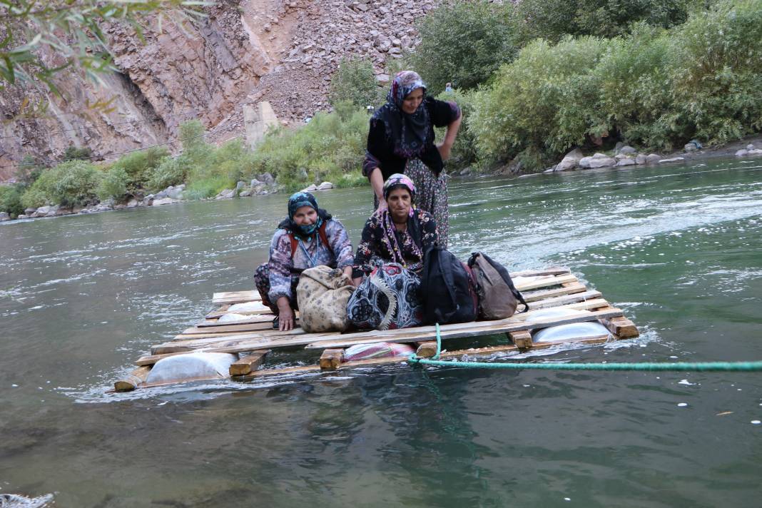 Hakkari'de İlkel salla Zap Deresi'ni geçip, keçilerini sağıyorlar 10