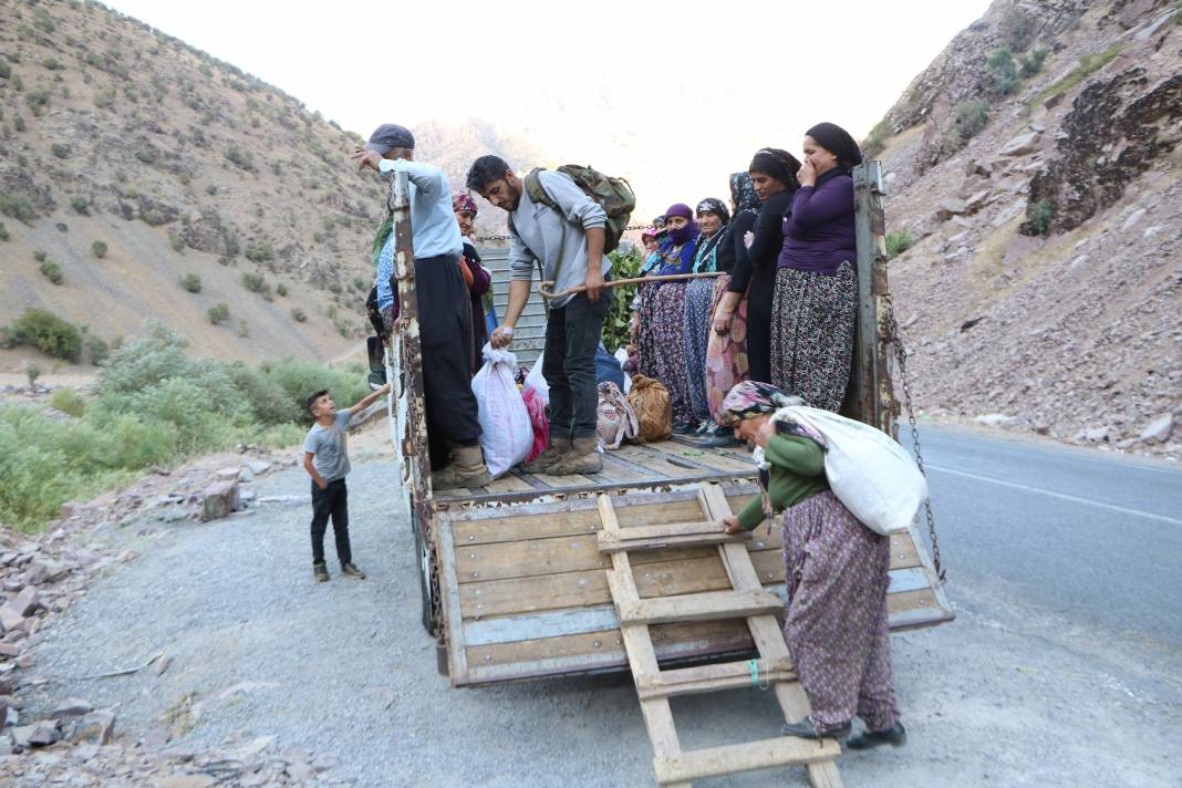Hakkari'de İlkel salla Zap Deresi'ni geçip, keçilerini sağıyorlar 13