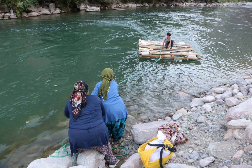 Hakkari'de İlkel salla Zap Deresi'ni geçip, keçilerini sağıyorlar 15