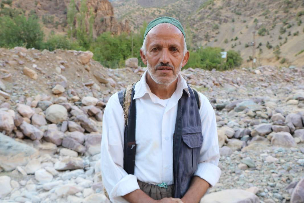 Hakkari'de İlkel salla Zap Deresi'ni geçip, keçilerini sağıyorlar 20