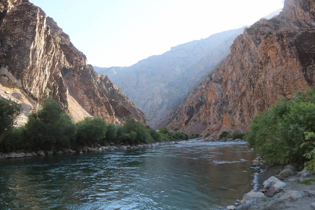 Hakkari'de İlkel salla Zap Deresi'ni geçip, keçilerini sağıyorlar 22