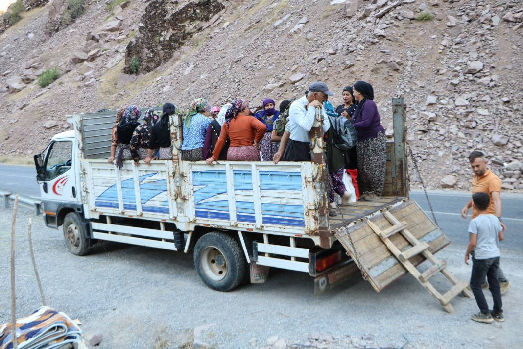 Hakkari'de İlkel salla Zap Deresi'ni geçip, keçilerini sağıyorlar 23