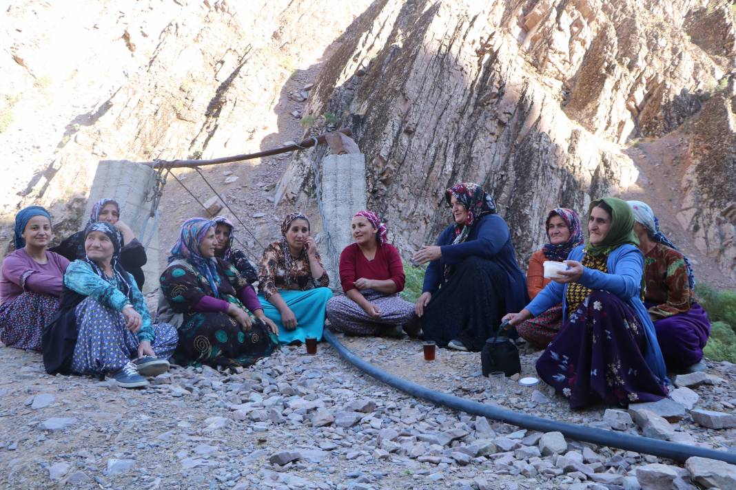 Hakkari'de İlkel salla Zap Deresi'ni geçip, keçilerini sağıyorlar 24