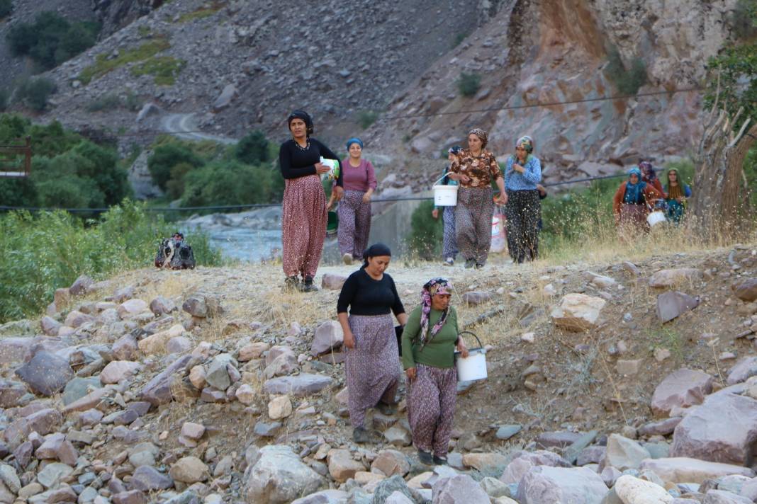 Hakkari'de İlkel salla Zap Deresi'ni geçip, keçilerini sağıyorlar 27