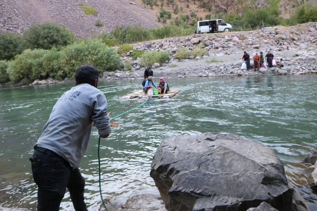 Hakkari'de İlkel salla Zap Deresi'ni geçip, keçilerini sağıyorlar 3
