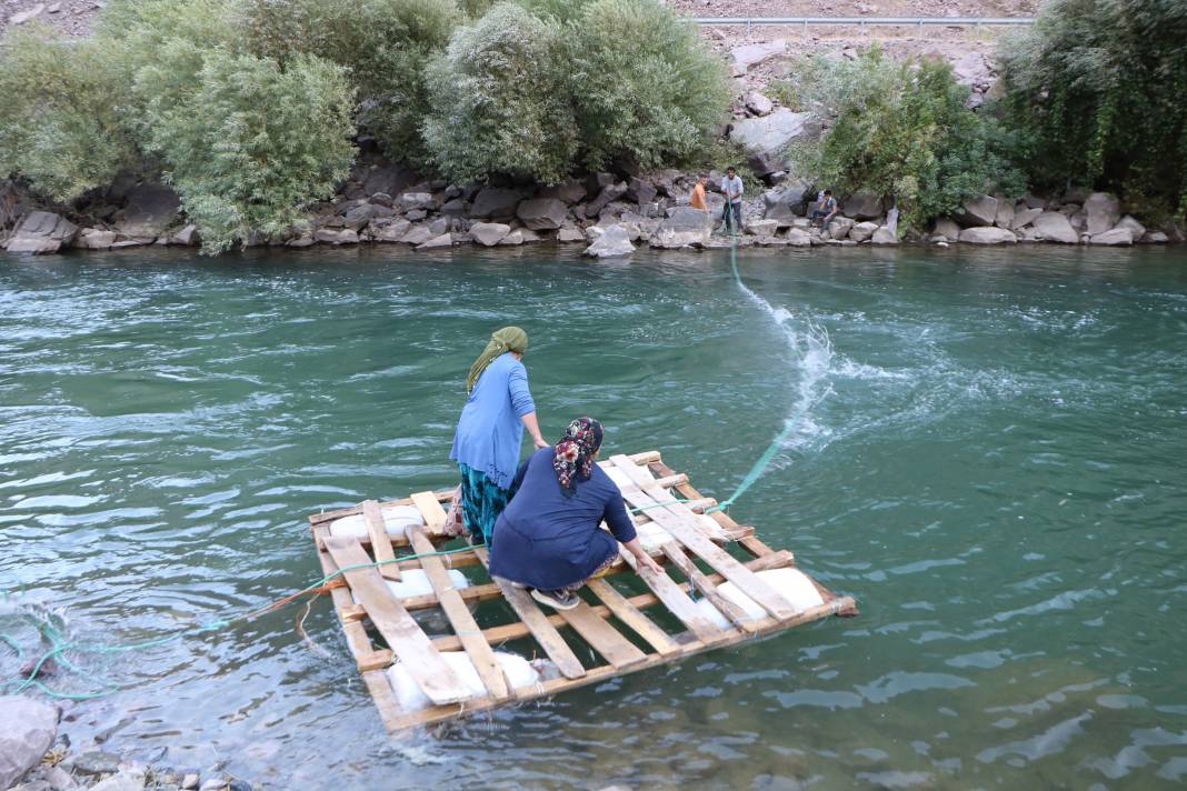 Hakkari'de İlkel salla Zap Deresi'ni geçip, keçilerini sağıyorlar 5