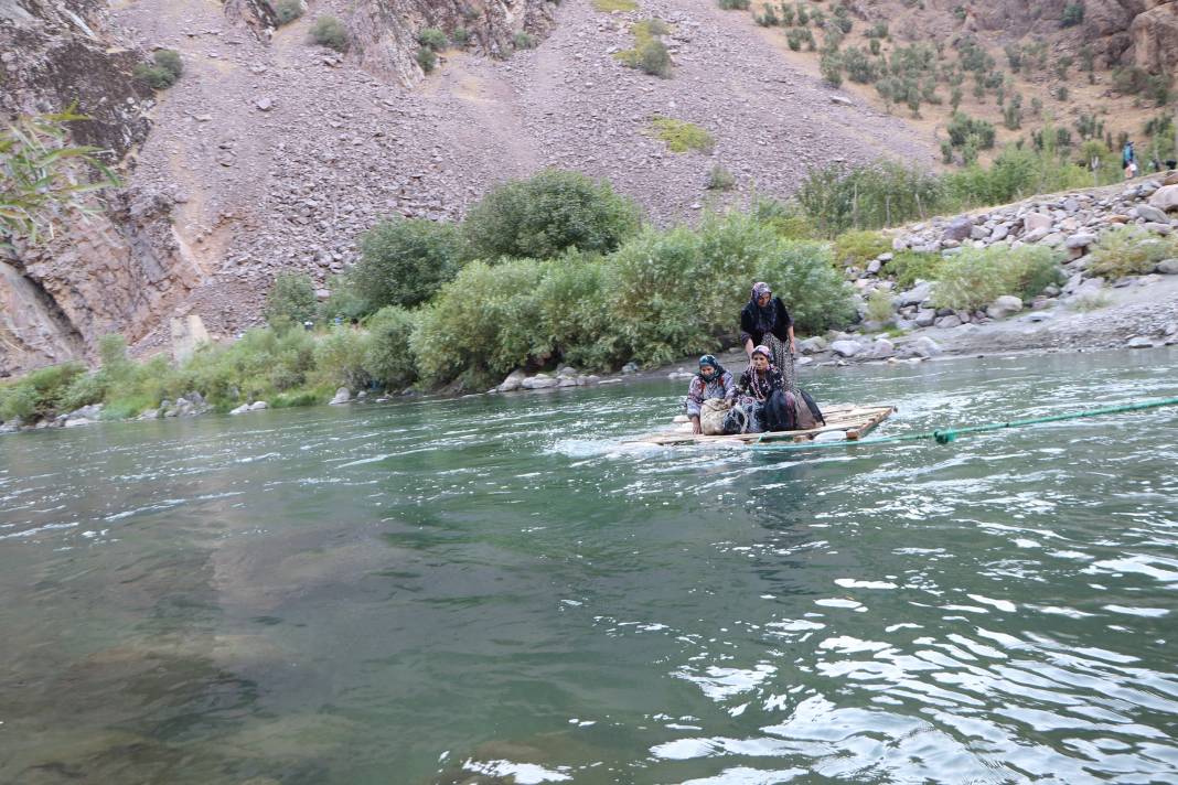 Hakkari'de İlkel salla Zap Deresi'ni geçip, keçilerini sağıyorlar 6