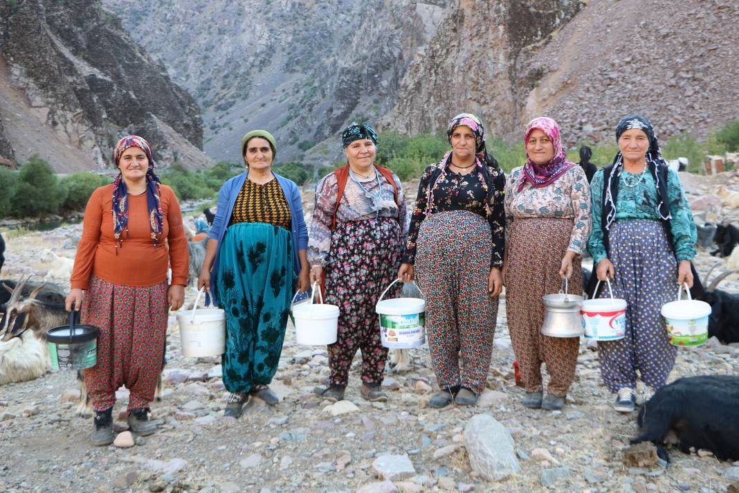 Hakkari'de İlkel salla Zap Deresi'ni geçip, keçilerini sağıyorlar 8