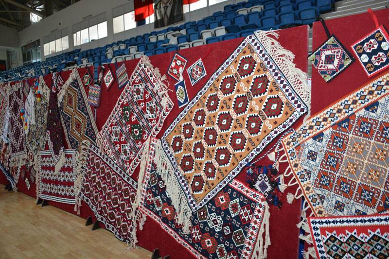 Hakkari'de yıl sonu sergisi açıldı 12