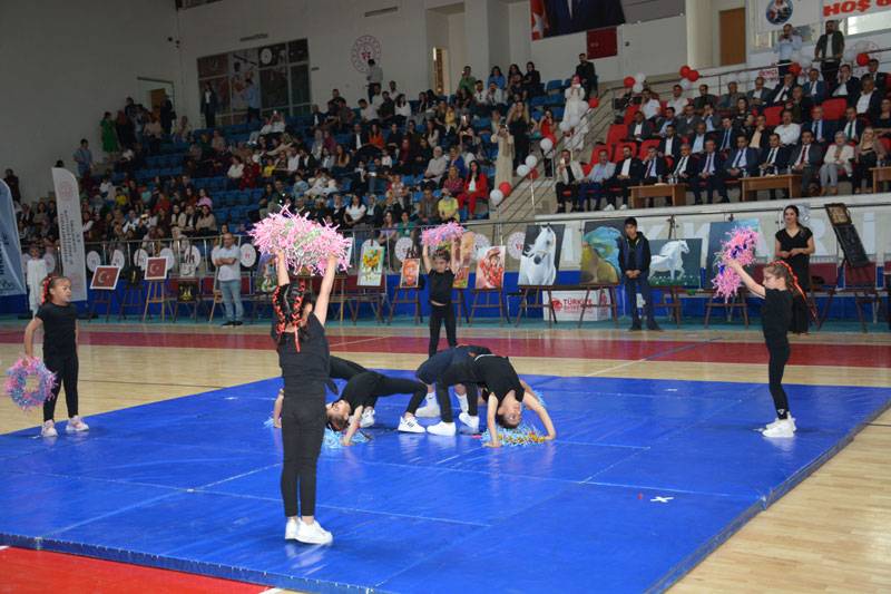 Hakkari'de yıl sonu sergisi açıldı 13