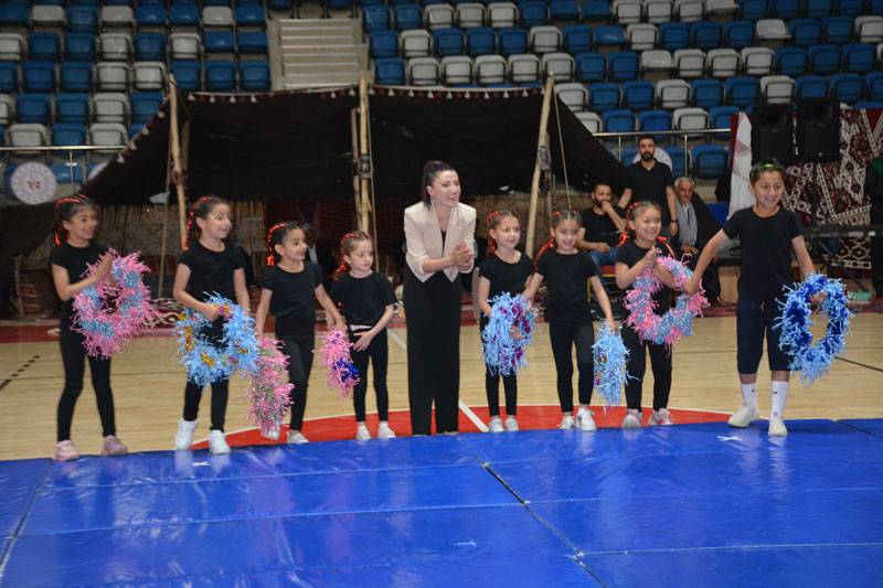 Hakkari'de yıl sonu sergisi açıldı 14