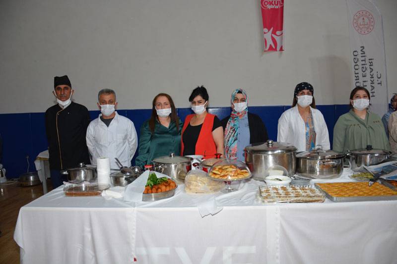 Hakkari'de yıl sonu sergisi açıldı 17