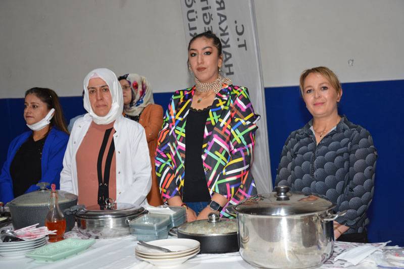 Hakkari'de yıl sonu sergisi açıldı 18