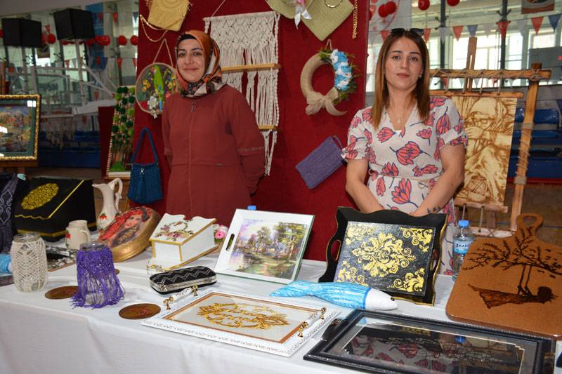 Hakkari'de yıl sonu sergisi açıldı 21