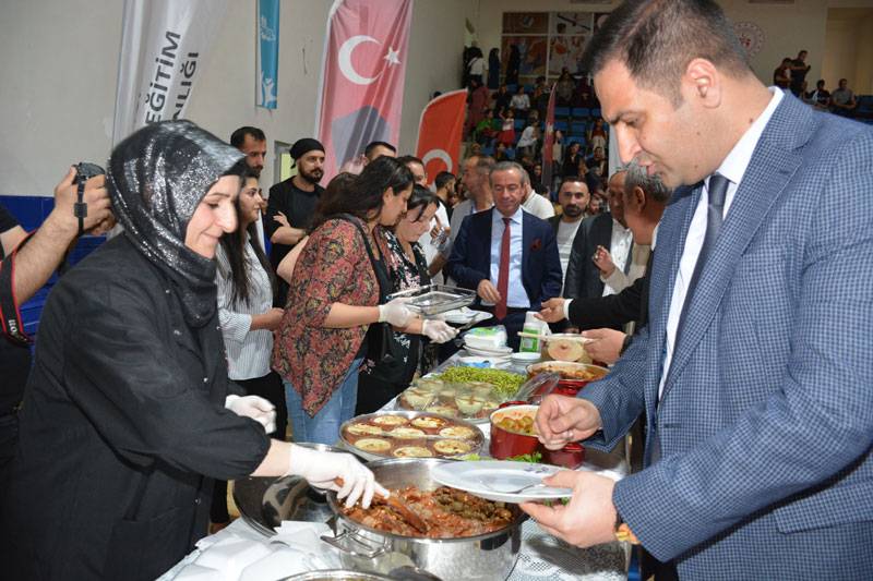 Hakkari'de yıl sonu sergisi açıldı 23