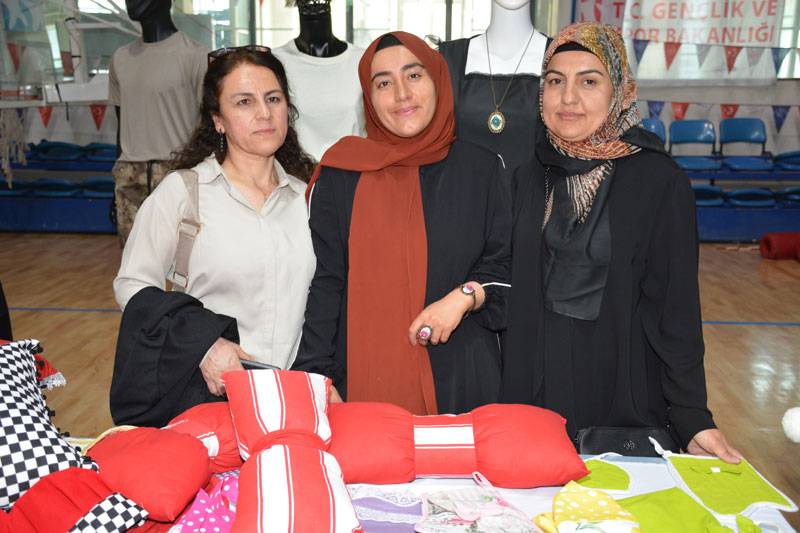 Hakkari'de yıl sonu sergisi açıldı 27