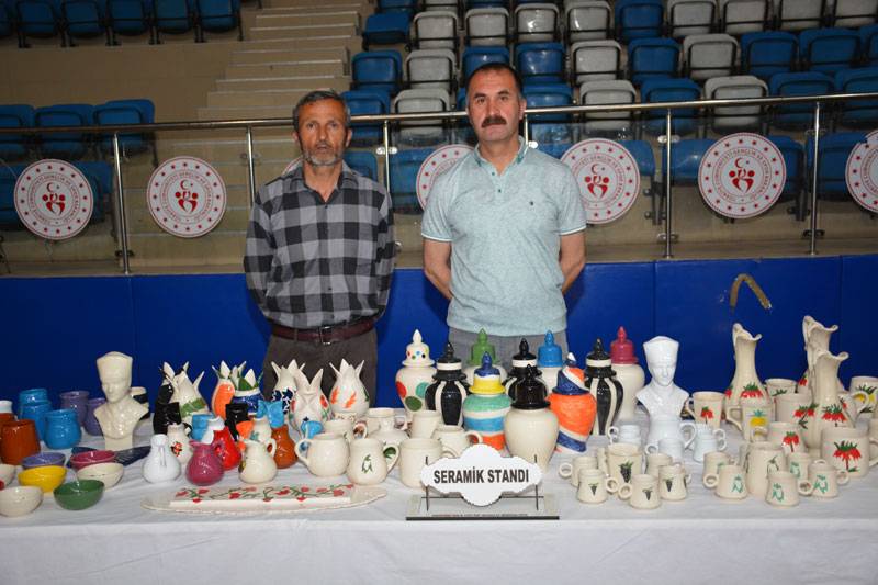 Hakkari'de yıl sonu sergisi açıldı 8