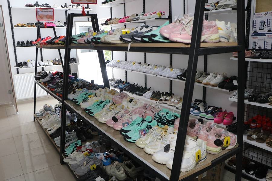 Hakkari'de bir ilk! Gümrük malzemeleri yarı fiyatına satışta! 10