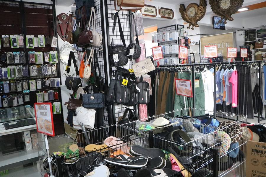 Hakkari'de bir ilk! Gümrük malzemeleri yarı fiyatına satışta! 12