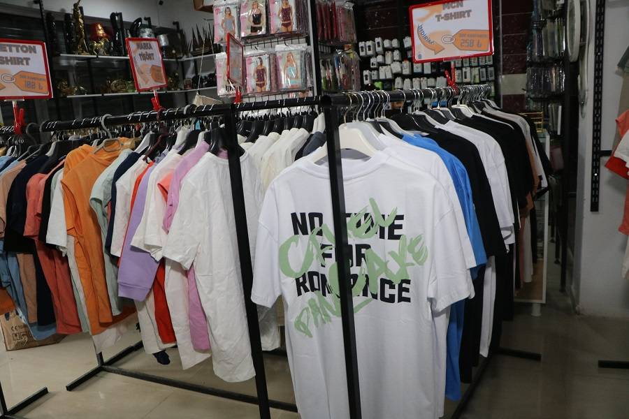 Hakkari'de bir ilk! Gümrük malzemeleri yarı fiyatına satışta! 16