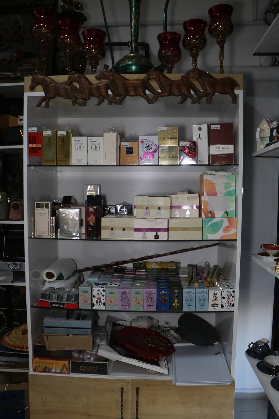 Hakkari'de bir ilk! Gümrük malzemeleri yarı fiyatına satışta! 17