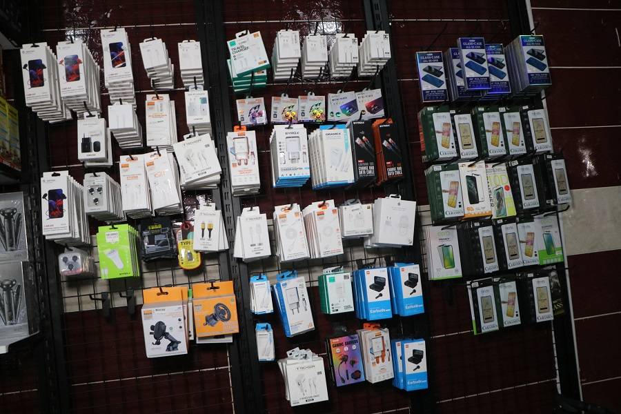 Hakkari'de bir ilk! Gümrük malzemeleri yarı fiyatına satışta! 2