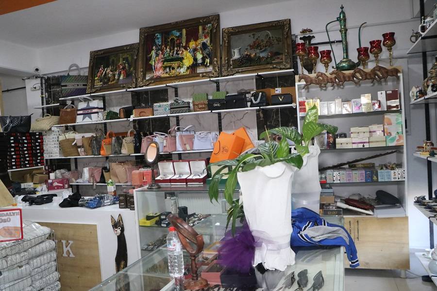 Hakkari'de bir ilk! Gümrük malzemeleri yarı fiyatına satışta! 20