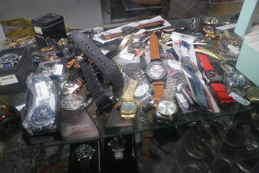 Hakkari'de bir ilk! Gümrük malzemeleri yarı fiyatına satışta! 21