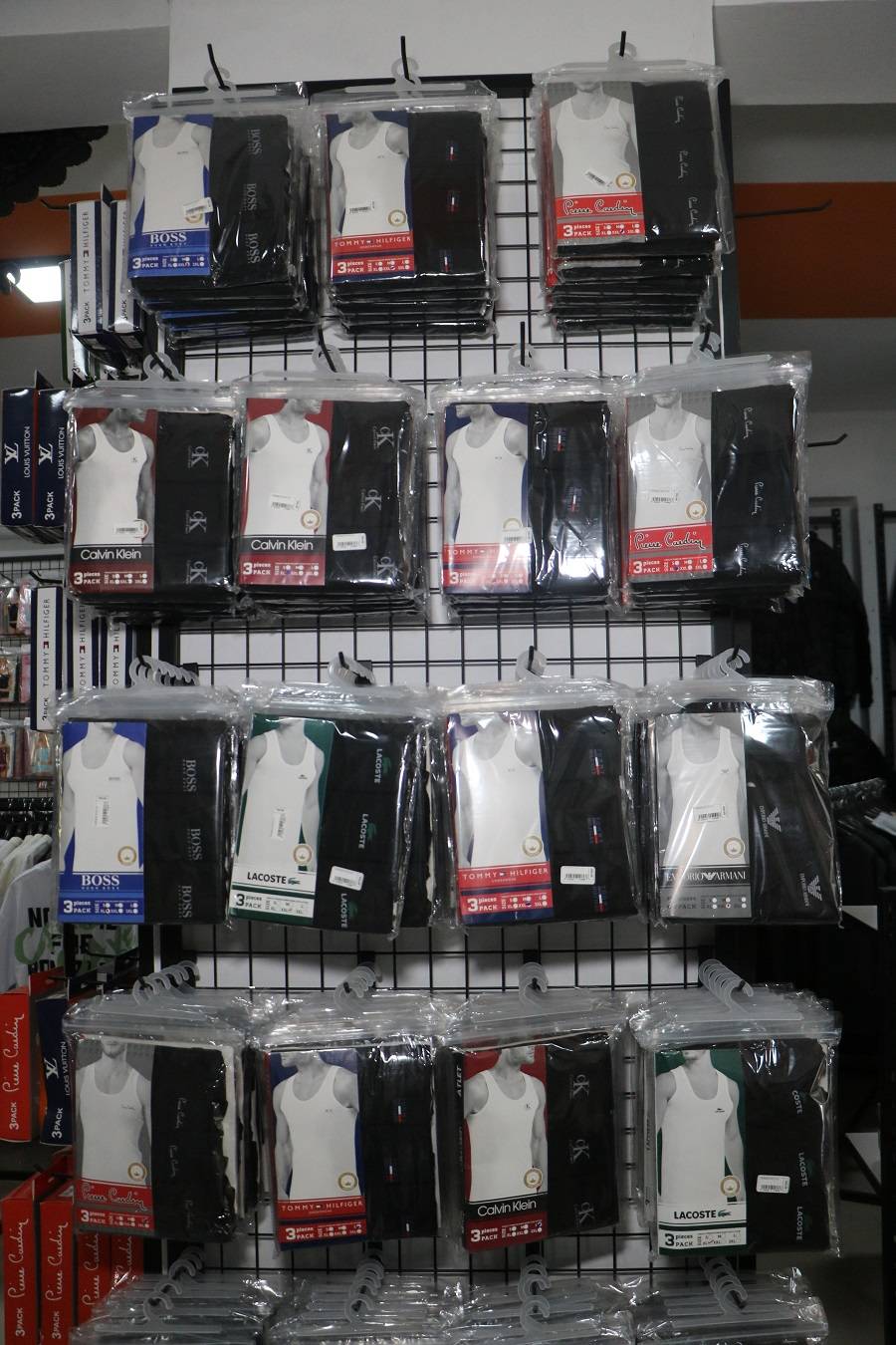 Hakkari'de bir ilk! Gümrük malzemeleri yarı fiyatına satışta! 24