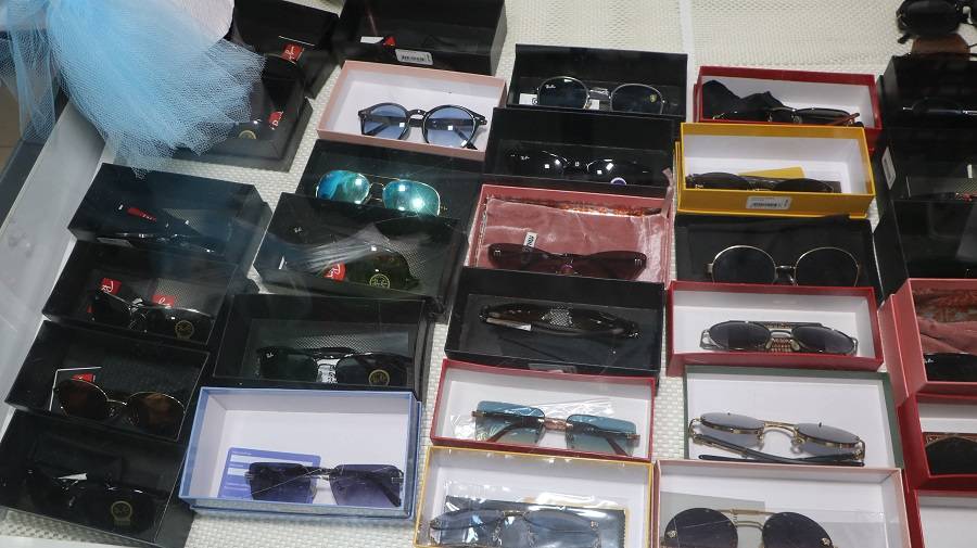 Hakkari'de bir ilk! Gümrük malzemeleri yarı fiyatına satışta! 25