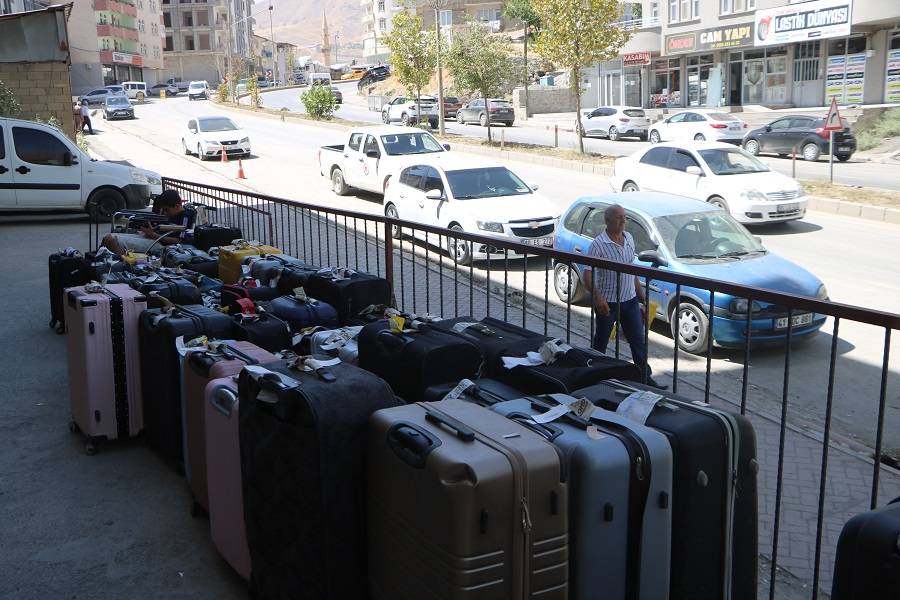 Hakkari'de bir ilk! Gümrük malzemeleri yarı fiyatına satışta! 27