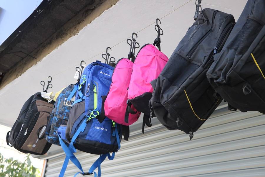 Hakkari'de bir ilk! Gümrük malzemeleri yarı fiyatına satışta! 28