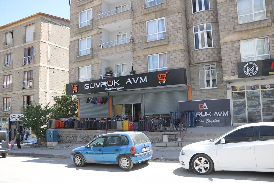 Hakkari'de bir ilk! Gümrük malzemeleri yarı fiyatına satışta! 31