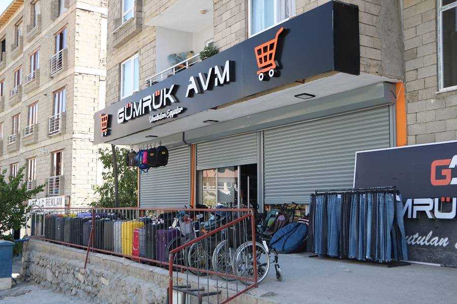 Hakkari'de bir ilk! Gümrük malzemeleri yarı fiyatına satışta! 32