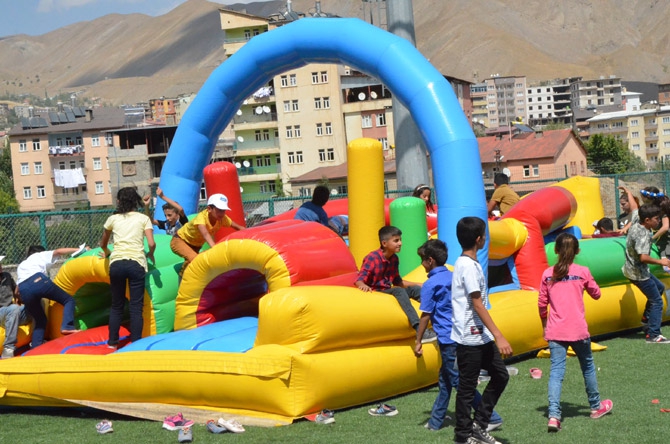 Beşiktaş Belediyesi Hakkari'de oyun parkı kurdu 13