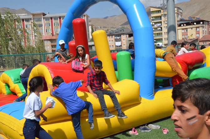 Beşiktaş Belediyesi Hakkari'de oyun parkı kurdu 14
