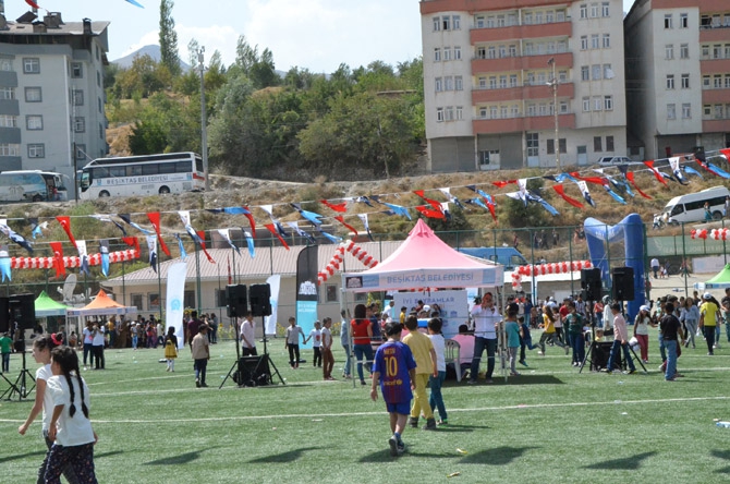 Beşiktaş Belediyesi Hakkari'de oyun parkı kurdu 16