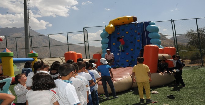 Beşiktaş Belediyesi Hakkari'de oyun parkı kurdu 6