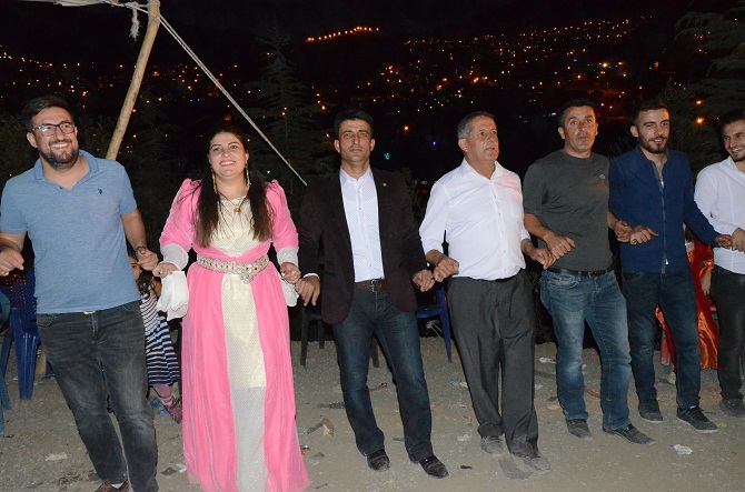 Özkan ailesinin mutlu günü 98