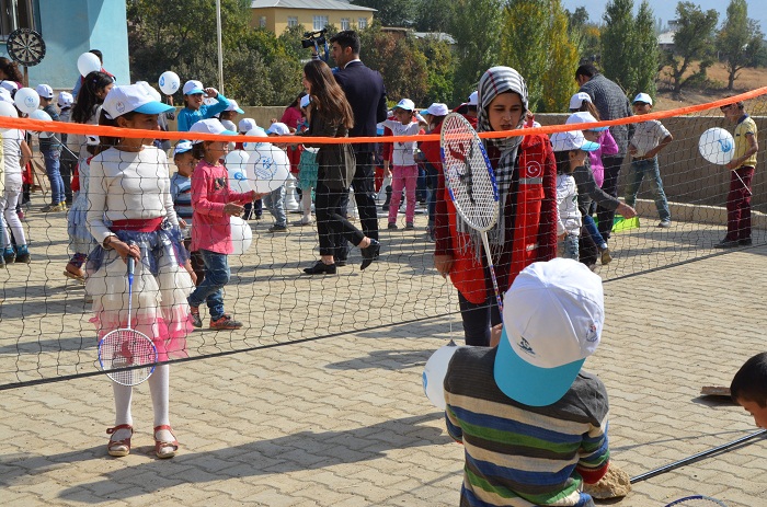 Hakkari 'Mobil Gençlik Merkezi' sınırdaki çocukları sevindirdi 12