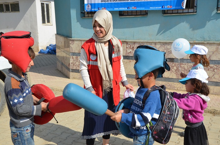 Hakkari 'Mobil Gençlik Merkezi' sınırdaki çocukları sevindirdi 13