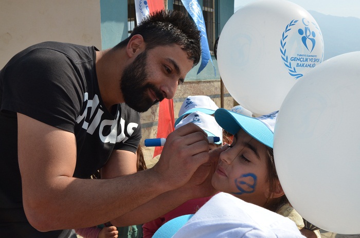 Hakkari 'Mobil Gençlik Merkezi' sınırdaki çocukları sevindirdi 15