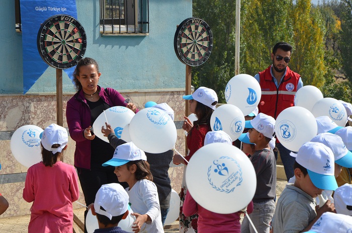 Hakkari 'Mobil Gençlik Merkezi' sınırdaki çocukları sevindirdi 16