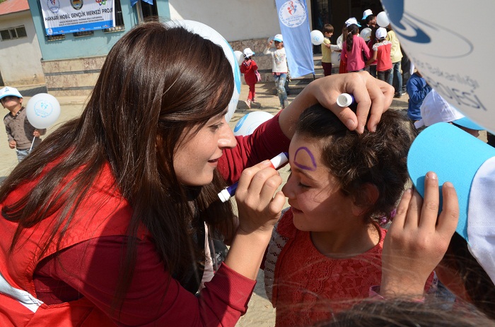 Hakkari 'Mobil Gençlik Merkezi' sınırdaki çocukları sevindirdi 17