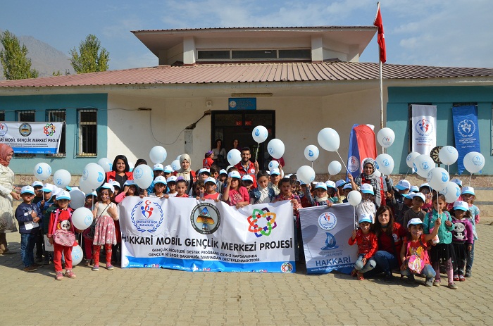 Hakkari 'Mobil Gençlik Merkezi' sınırdaki çocukları sevindirdi 18