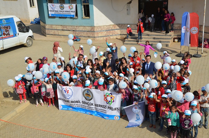 Hakkari 'Mobil Gençlik Merkezi' sınırdaki çocukları sevindirdi 19